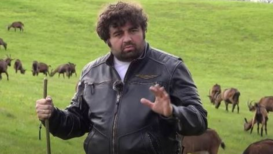 BIO JE ZVEZDA NAŠE NAJPOPULARNIJE SERIJE, A SADA SE POSVETIO IMANJU SA 1.800 KOZA! Naš glumac se odlučio za život na selu, a evo šta mu žena kaže!