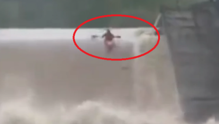 JEZIV SNIMAK IZ ARILJA: Čovek se kajakom spušta niz reku koju je napravila kiša, bujica ga nosi