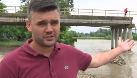 NEMANJA JE ZAUSTAVIO AUTOBUS KOJI JE TREBALO DA PREĐE PREKO MOSTA: Ubrzo se srušio, pukom srećom nema stradalih