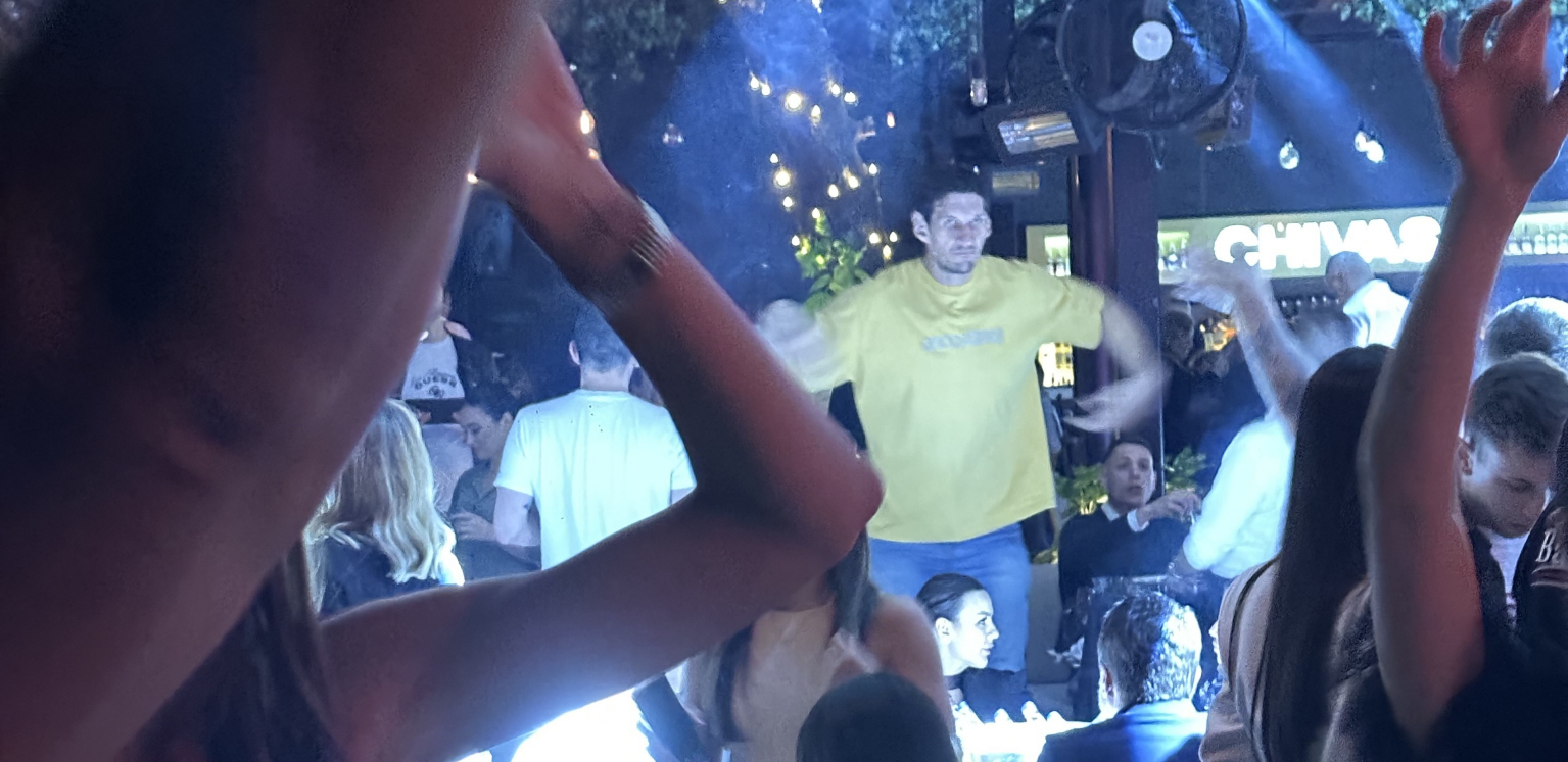 ČOVEK OD DVA METRA Bobi Marjanović lomio kukovima uz Anu Kokić, a ovako je sve izgledalo! (FOTO)