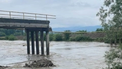 ZJAPI RUPA PREKO ZAPADNE MORAVE Prvi snimci nakon katastrofalnog rušenja mosta kod Mrčajevaca (FOTO/VIDEO)