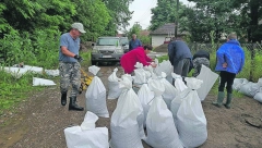 ALO! NA TERENU sa ekipom Crvenog krsta u čačanskim selima kojima je dostavljana neophodna pomoć: Bežali smo iz poplavljenih kuća, pa šta nam bog da!