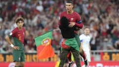 KRISTIJANO ODUŠEVIO PLANETU Navijač utrčao na teren, zagrilio i podigao Ronalda, a njegova reakcija je sjajna (VIDEO)