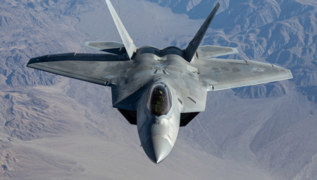 PENTAGON PREPUŠTA KIJEV PUTINU? Ameri poslali lovce F-22 daleko od Ukrajine, a tu vladaju Rusi