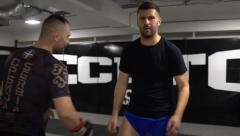 HRABROST ILI LUDOST? Jutjuberi stali na crtu našem MMA borcu: Udarci sevali, a njihovi izrazi lica su urnebesni (VIDEO)