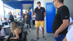 MA KAKAV DENVER, ZNA SE KOJI JE OMILJENI NIKOLIN KLUB U ovoj majici je Jokić došao na hipodrom