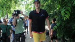 HIT SNIMAK ZAPALIO MREŽE Nikola Jokić ušao u supermarket da kupi pivo, a ono što mu je prodavačica rekla je nasmejalo Srbiju (VIDEO)