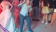 KRALJU, SRUŠIO SU INTERNET Najjači ples u istoriji svatova postao hit na mrežama