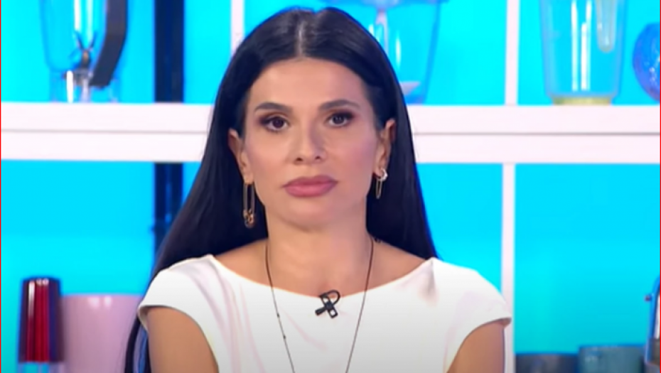 JEDVA POKRILA GRUDI Aleksandra Jeftanović u nikad smelijem izdanju, dekolte skoro do pupka (FOTO)