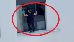 UZNEMIRUJUĆI VIDEO:  Žena se popela na sims nebodera u Beogradu, šeta po ivici 11. sprata
