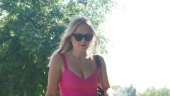 SUPRUGA NIKOLE JOKIĆA NOSI PAPUČE OD 650 EVRA: Popularne su, lepe i udobne, u Srbiji mogu da se nađu na sniženju za 2700 dinara