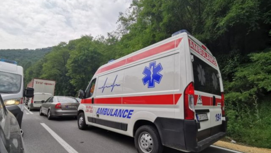 AUTO PREVRNUT NA KROV, SRČA PO KOLOVOZU Prva slika sa mesta saobraćajke na putu Čajetina - Zlatibor (FOTO)