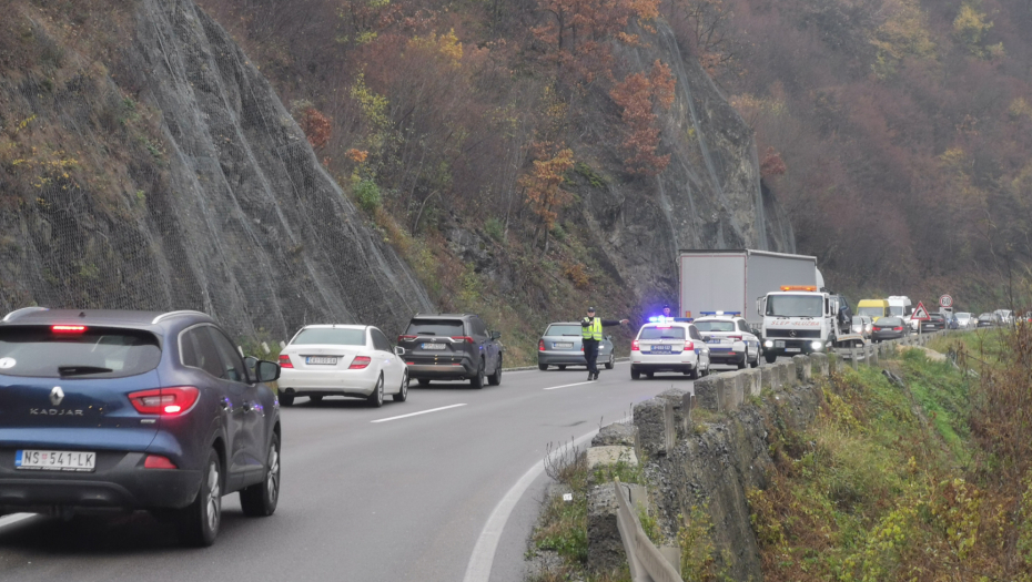 TEŠKA NESREĆA KOD PRIJEPOLJA Prevrnuo se teretnjak na šumskom putu, na licu mesta nastradao vozač