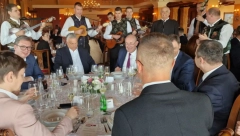 ANA I JA UŽIVAMO SA NOVAK I ORBANOM U PRIJATELJSTVU! Vučić sa premijerkom i mađarskim zvaničnicima u vinariji Zvonko Bogdan (FOTO)