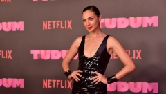 GAL GADOT U PROVOKATIVNOM IZDANJU Crna, lateks haljina, pripijena uz telo je pokorila crveni tepih