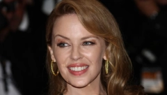 ,,DŽEPNA VENERA" OSTAVLJA BEZ TEKSTA  Kajli Minog zna kako da privuče pažnju, teško je poverovati da je na pragu sedme decenije!