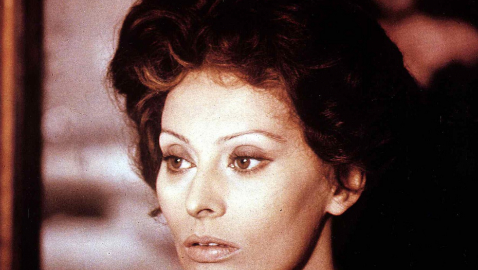 SOFIJA LOREN ZA DVE NEDELJE PUNI 89 Čuvena diva svojim autfitom ostavila sve bez daha u Veneciji