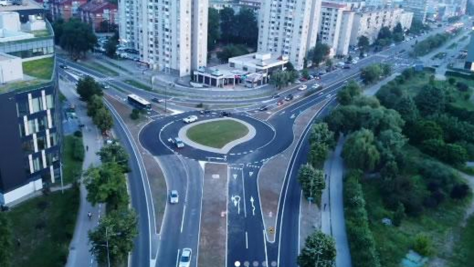 NOVOSAĐANKA ŠETALA SA TERMOMETROM U RUCI Svoju avanturu snimila, izmerila neverovatnu temperaturu (VIDEO)