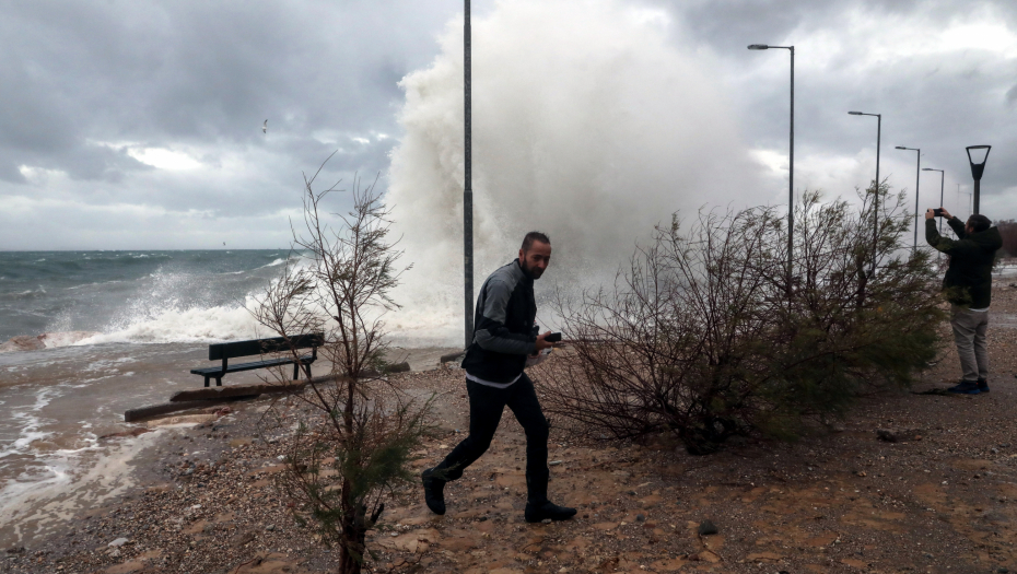 SRBIN POSTAO HEROJ GRČKE Ivan skočio u divlje more i spasao ženu dok je spasilac stajao skamenjen na obali!