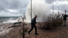 SRBIN POSTAO HEROJ GRČKE Ivan skočio u divlje more i spasao ženu dok je spasilac stajao skamenjen na obali!