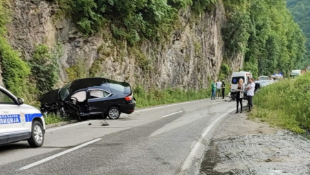LANČANI SUDAR KOD NOVE VAROŠI Očevicima jezive slike pred očima: Jedan muškarac leži bez svesti nasred puta (FOTO)