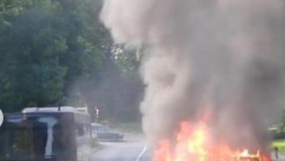 ZAPALIO SE AUTOMOBIL KOD MILOŠEVOG KONAKA Od vozila ostala samo olupina, velike gužve u ovom delu grada