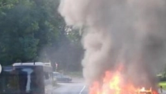 ZAPALIO SE AUTOMOBIL KOD MILOŠEVOG KONAKA Od vozila ostala samo olupina, velike gužve u ovom delu grada