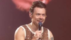 PEVAČ POGOĐEN U OKO Još jedan incident na nastupu, snimak zaprepastio narod (VIDEO)