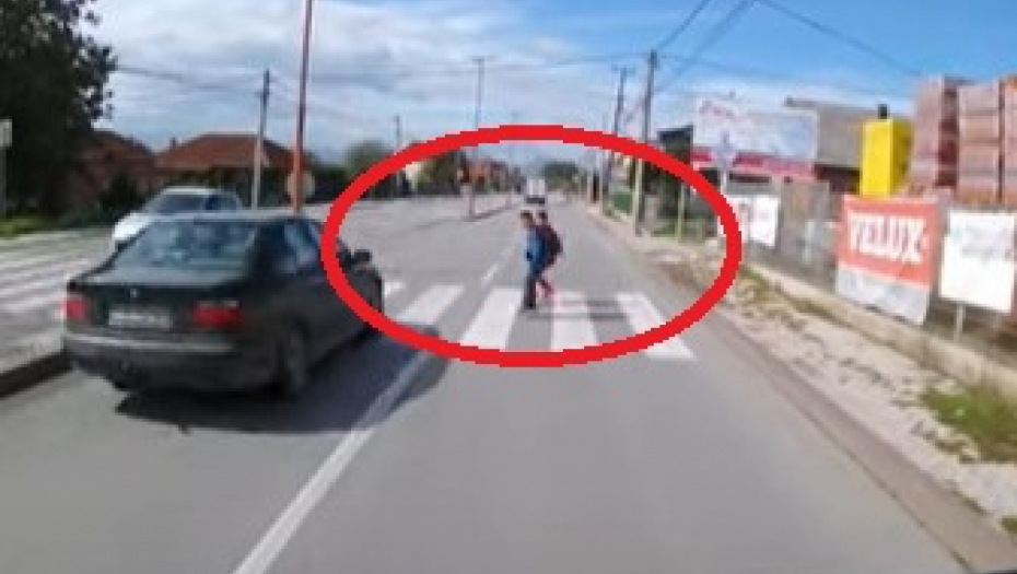 DIVLJAČINA Bahati vozač umalo zgazio dvoje dece u Čačku, snimljen trenutak kada su dečak i devojčica za dlaku izbegli smrt