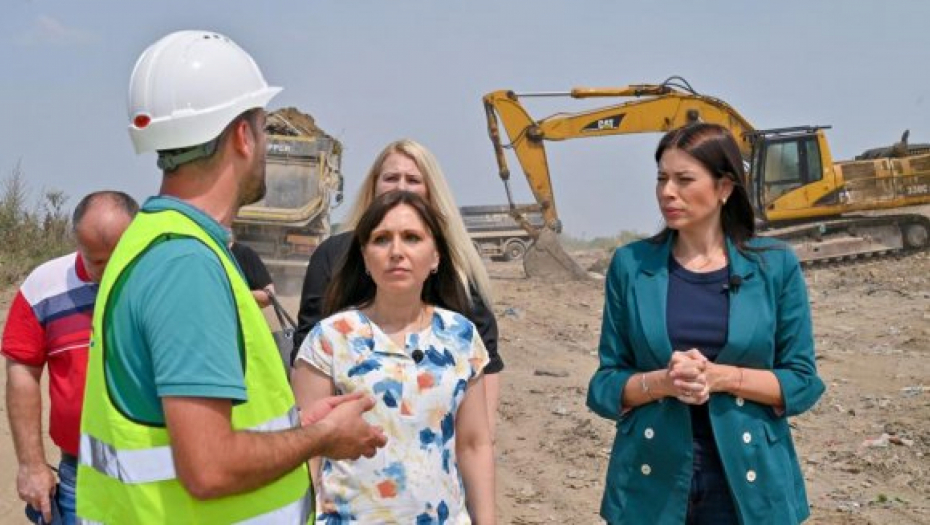 Ministarka Irena Vujović obišla početak radova na zatvaranju nesanitarne deponije u Rumi (FOTO)