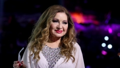 DANICA MAKSIMOVIC (71) POZIRA U BRUSHALTERU Glumica potpuno raskopčala košulju, pa pokazala bujno poprsje