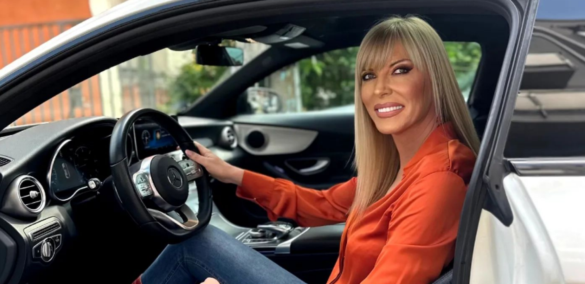 OVAJ MUŠKARAC ČUVA BIVŠU ČLANICU BANDE "PINK PANTER" Svi bruje o njegovom izgledu, povezivan i sa našom pevačicom!