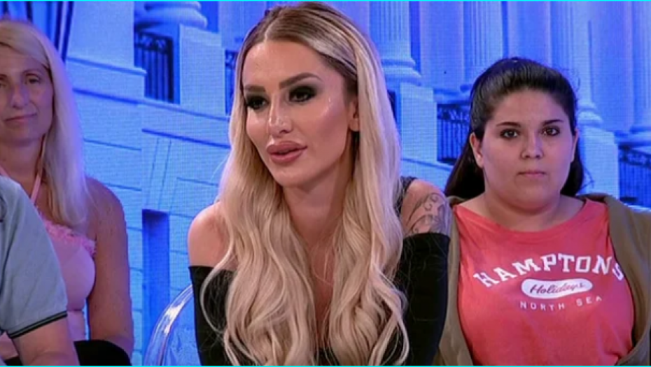FILIP PAO U ZABORAV! Aleksandra Nikolić uhvaćena sa misterioznim muškarcima u Beogradu, ne skida osmeh sa lica dok je oni grle! (FOTO)