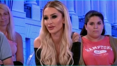 FILIP PAO U ZABORAV! Aleksandra Nikolić uhvaćena sa misterioznim muškarcima u Beogradu, ne skida osmeh sa lica dok je oni grle! (FOTO)