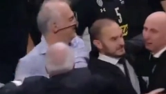 SCENA SA TERENA KOJA JE MNOGIMA PROMAKLA Obradović udario navijača, od udarca mu pale naočare (VIDEO)