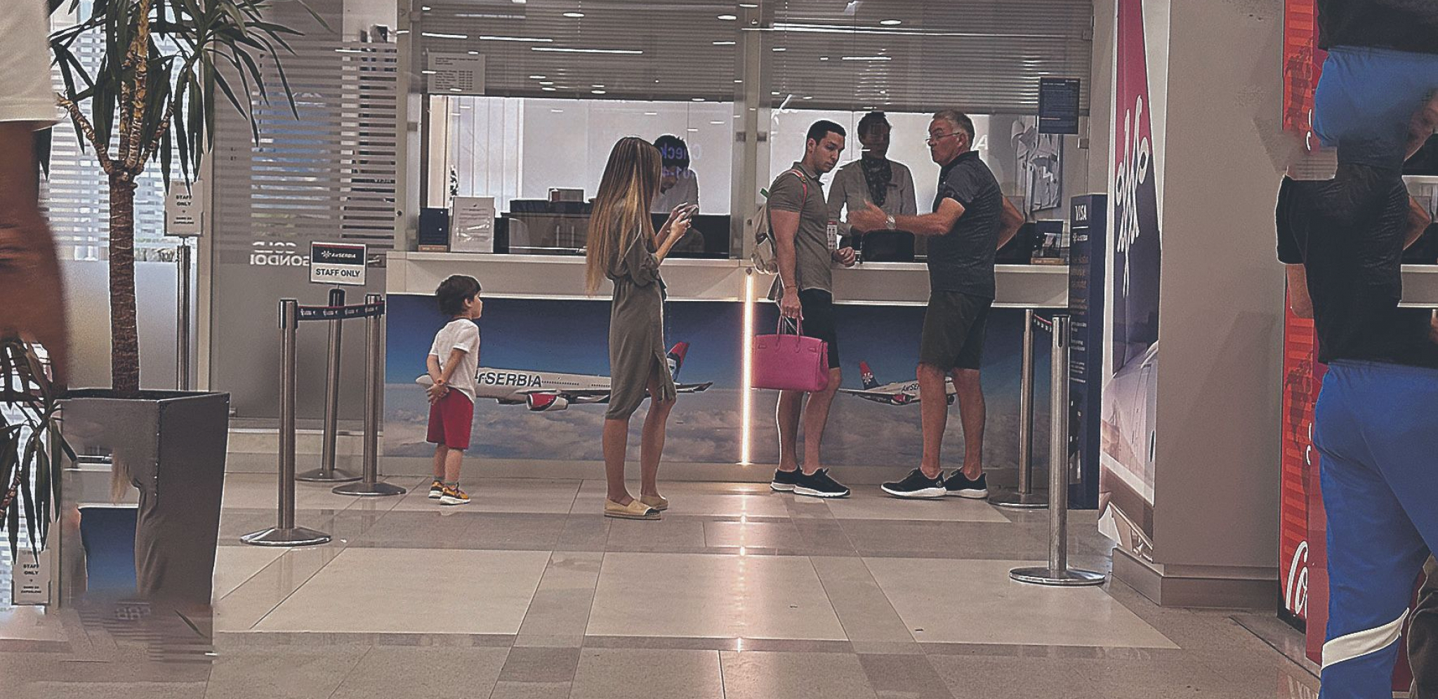 EKSKLUZIVNI ALO! PAPARAZZO Ivanović i Džajićeva naslednica uhvaćeni na beogradskom aerodromu, Miloš šeta Draganinu torbu