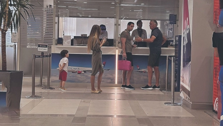 EKSKLUZIVNI ALO! PAPARAZZO Ivanović i Džajićeva naslednica uhvaćeni na beogradskom aerodromu, Miloš šeta Draganinu torbu