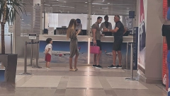 EKSKLUZIVNI ALO! PAPARAZZO Ivanović i Džajićeva naslednica uhvaćeni na beogradskom aerodromu, Miloš šeta Draganinu torbu