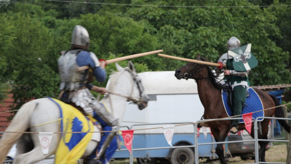 BRZI KONJI I OŠTAR MAČ Oni su srpski vitezovi, ne odustaju od čuvanja srpske tradicije