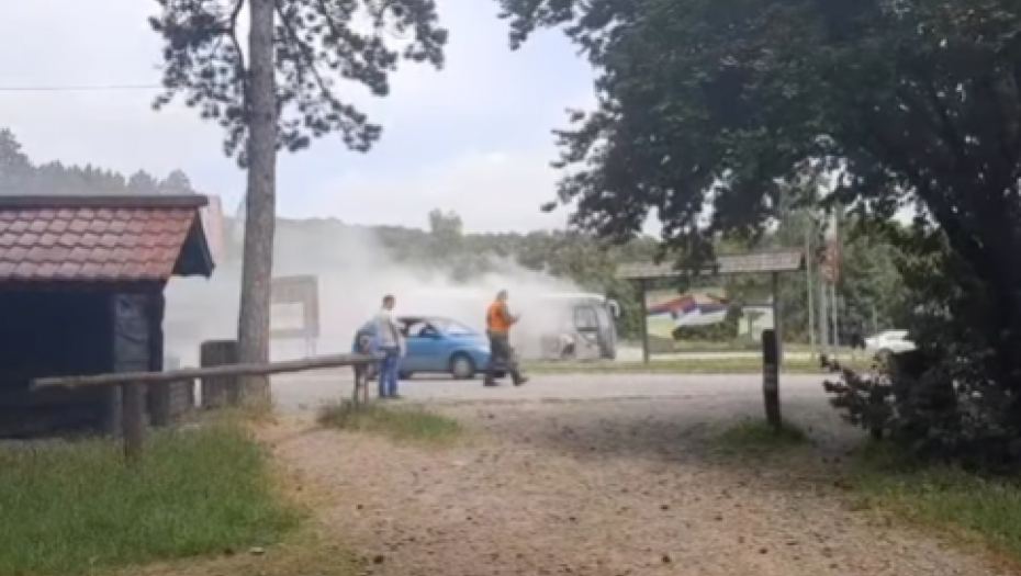 STRAVIČNO Zapalio se autobus na Iriškom vencu (VIDEO)