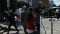 SNIMAK NAPADA DŽELJAJA SVEČLJE Tzv. Kurtijev ministar baca kamenje na policiju (VIDEO)