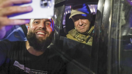 MOŽE JEDAN SELFI? Prigožin se poslednji put slikao sa fanovima u Rostovu, od tada mu se gubi svaki trag! (FOTO)
