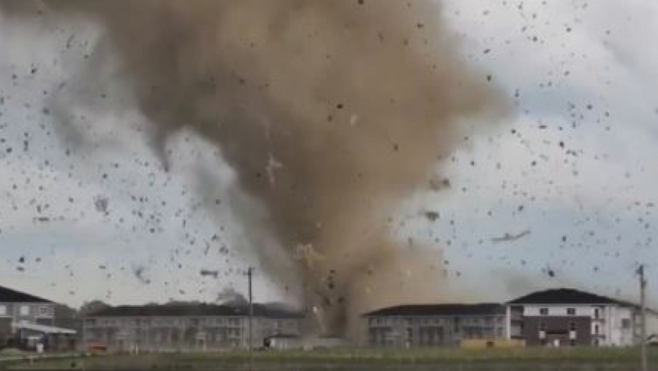 TORNADO NAPRAVIO HAOS U INDIJANI Pijavica nosi sve pred sobom (VIDEO)
