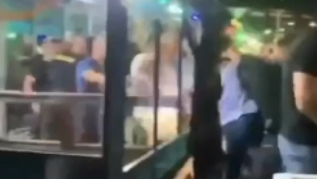HAOS U PABU U PARIZU Pijani gost automobilom uleteo u baštu kafića: Srbi sprečili krvoproliće i najurili nasilnike! (VIDEO)