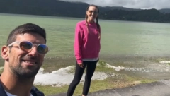 ĐOKOVIĆI ODMARAJU NA RAJSKOM OSTRVU Jelena objavila video kako ona i Novak uživaju, bilo i upadanja u blato (VIDEO)