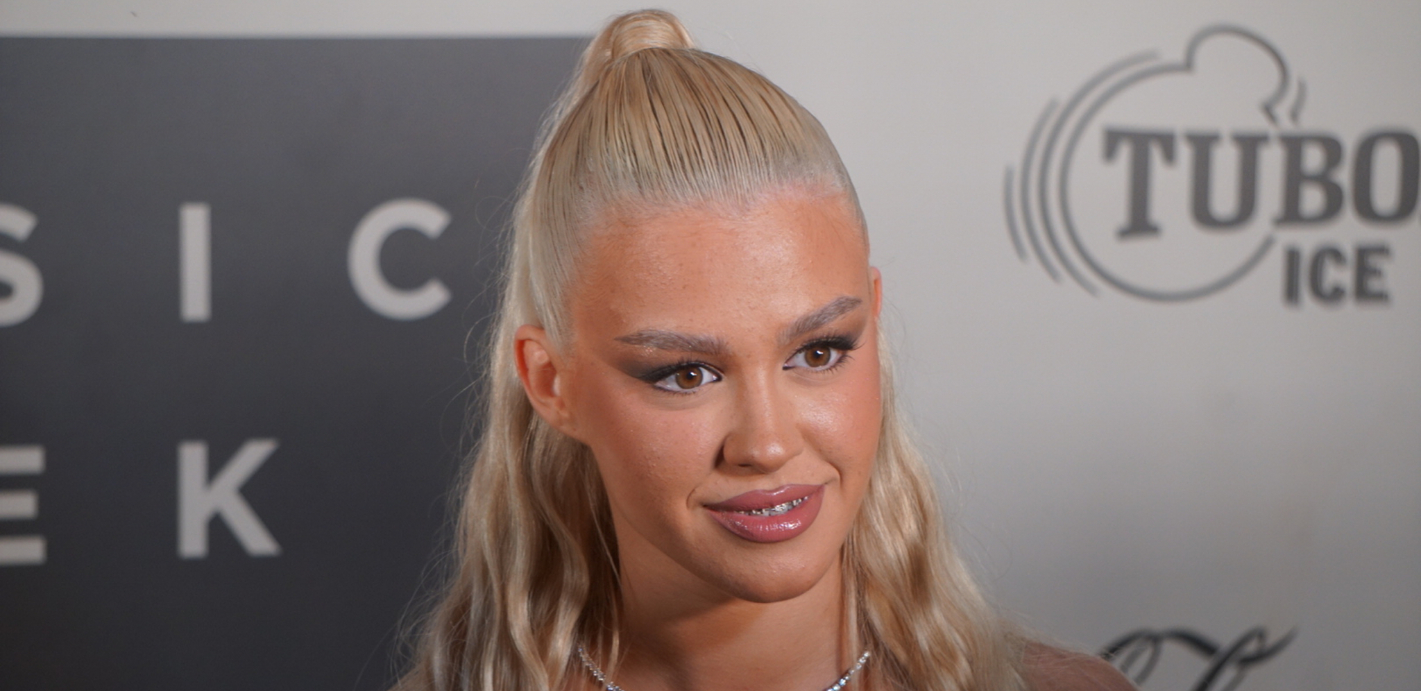 KOMENTARI SE SAMO NIŽU! Ema Radujko nizom provokativnih fotografija usijala društvene mreže! (FOTO)