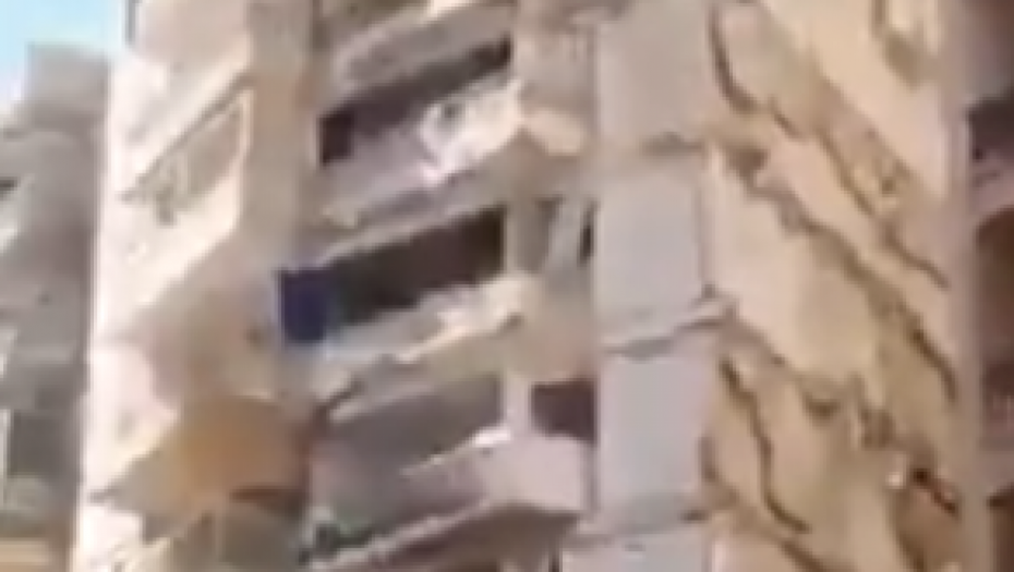 ZGRADA OD 13 SPRATOVA PUKLA I SRUŠILA SE Spasioci tragaju za zatrpanim turistima (VIDEO)