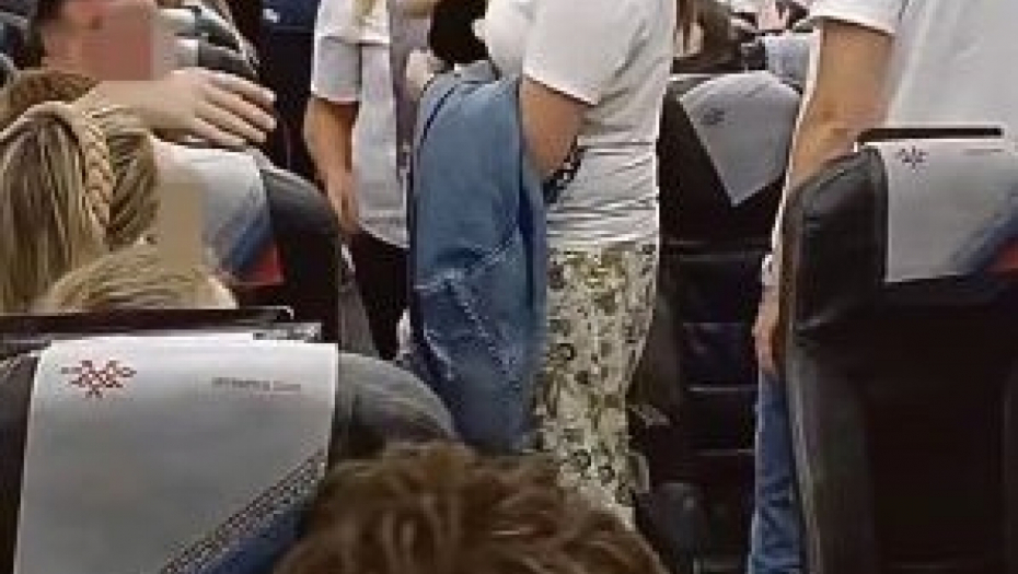 HAOS NA AERODROMU! Bahata trudnica uzrokovala višesatno kašnjenje: Umalo pala krv u avionu!