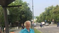 BRUKA I SRAMOTA! Baka stoji na stanici i čeka autobus, a pored nje -  Fotografija koju svi treba da vide! (FOTO)