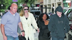 PAPARAZZO Džolijeva uslikana sa decom u Njujorku: Andželina Džoli fura torbu od 2.700 evra! (FOTO)